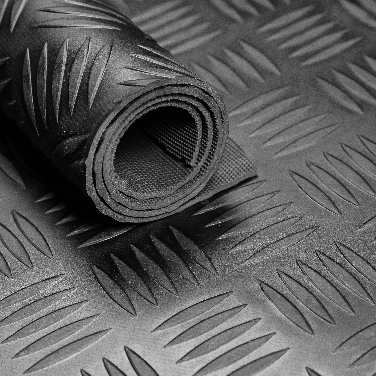 Gummimatte 120 cm breit schwarz Bodenmatte Hammerschlag Design